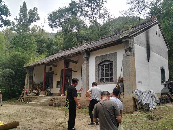 帮扶四人小组深入扶贫一线.jpg 帮扶四人小组深入扶贫一线.jpg