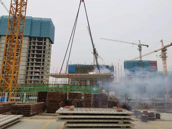 首块PC构件吊装2.png 首块PC构件吊装2.png