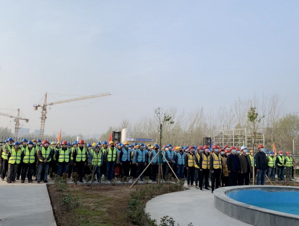 项目部全体员工向国旗行注目礼.jpg 项目部全体员工向国旗行注目礼.jpg