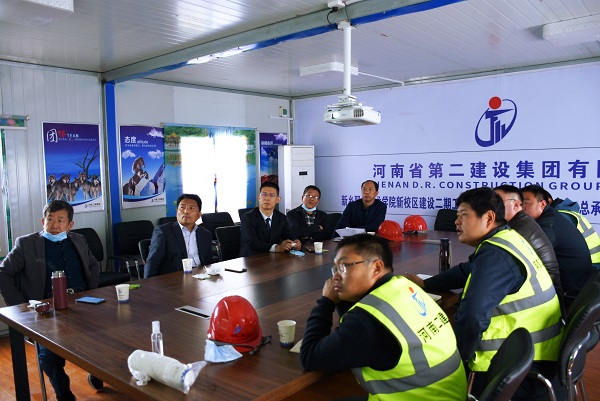 8会议室开会.jpg 8会议室开会.jpg