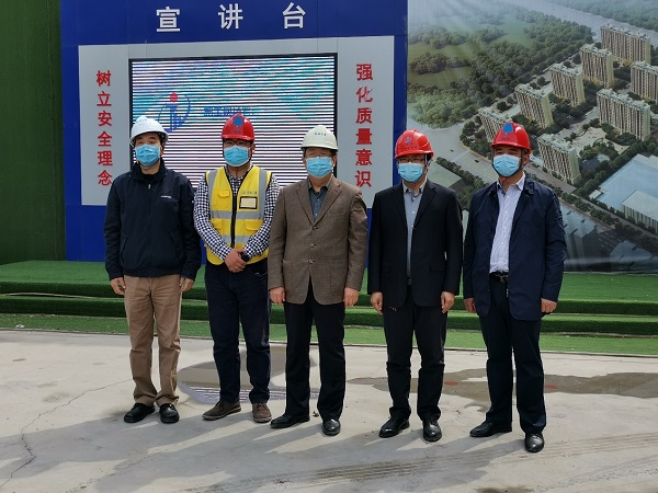 郑州大学校长刘炯天与项目主要参建人员合影留念.jpg 郑州大学校长刘炯天与项目主要参建人员合影留念.jpg