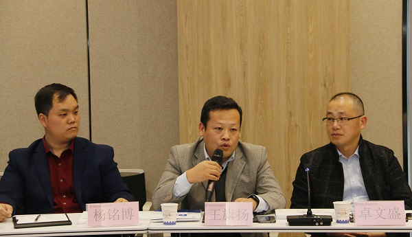 与会企业家积极发言1.jpg 与会企业家积极发言1.jpg