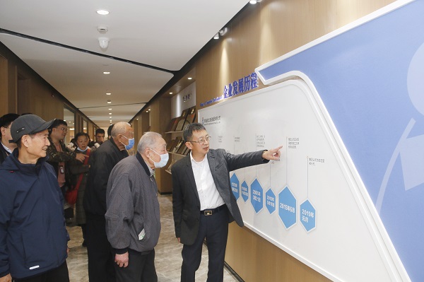 离退休老同志参观开云足球·(中国)官方网站总部.jpg 离退休老同志参观开云足球·(中国)官方网站总部.jpg