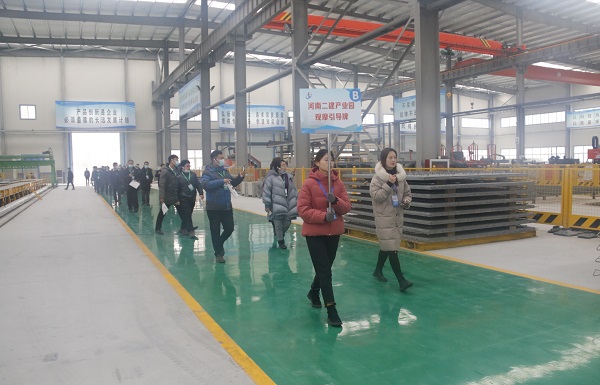 观摩队伍在工作人员的引导下有序参观.jpg 观摩队伍在工作人员的引导下有序参观.jpg