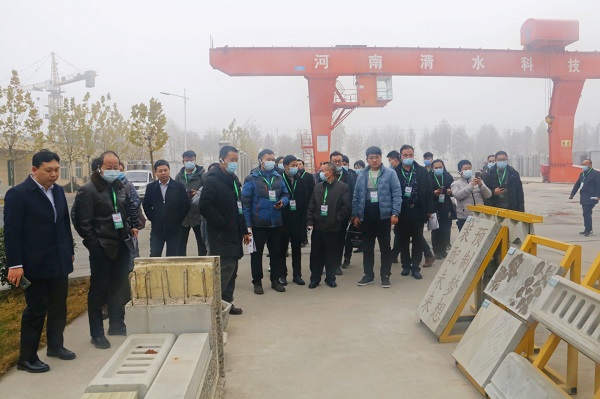 观摩人员参观PC构件室外堆场.jpg 观摩人员参观PC构件室外堆场.jpg