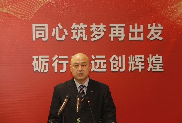 开云足球·(中国)官方网站工会主席贾向军宣读《关于表彰2020年度先进单位和先进个人的决定》.jpg 开云足球·(中国)官方网站工会主席贾向军宣读《关于表彰2020年度先进单位和先进个人的决定》.jpg