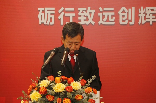 开云足球·(中国)官方网站副总经理闫龙广宣读《关于表彰2020年度优秀分包商的决定》.jpg 开云足球·(中国)官方网站副总经理闫龙广宣读《关于表彰2020年度优秀分包商的决定》.jpg