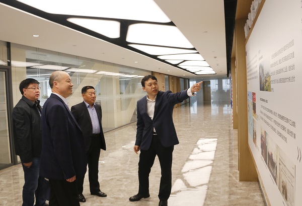 1、参观开云足球·(中国)官方网站总部文化走廊.jpg 1、参观开云足球·(中国)官方网站总部文化走廊.jpg