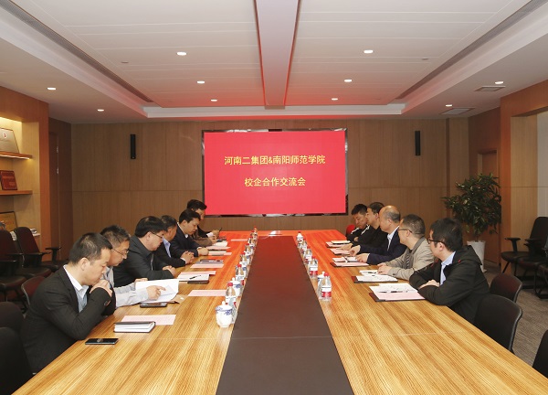 2、会议现场.jpg 2、会议现场.jpg