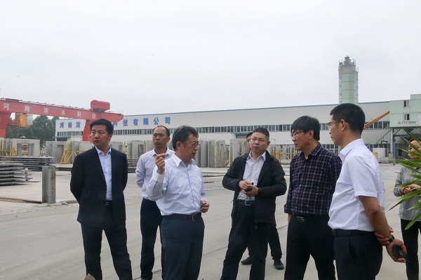 省住建厅调研组一行在园区考察1.jpg 省住建厅调研组一行在园区考察1.jpg