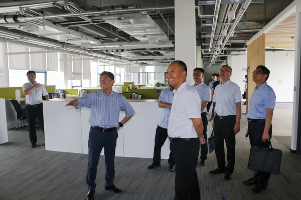 参观园区办公楼.jpg 参观园区办公楼.jpg