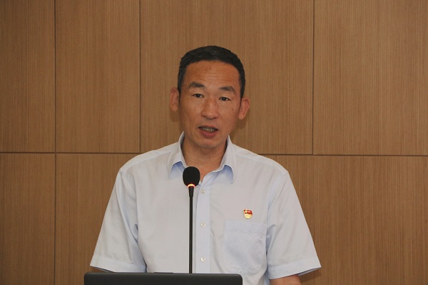 3、开云足球·(中国)官方网站党委副书记陈百斌宣读表彰文件.jpg 3、开云足球·(中国)官方网站党委副书记陈百斌宣读表彰文件.jpg