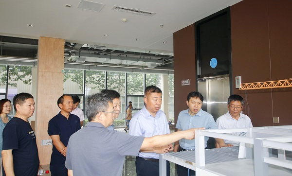 参观园区办公楼.jpg 参观园区办公楼.jpg