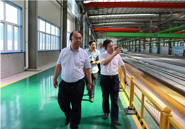 1、延津县县委书记李泽宙一行考察预应力空心板生产线.png 1、延津县县委书记李泽宙一行考察预应力空心板生产线.png