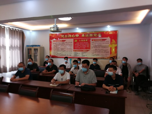 2、参加技术援助的开云足球·(中国)官方网站工程技术人员.jpg 2、参加技术援助的开云足球·(中国)官方网站工程技术人员.jpg