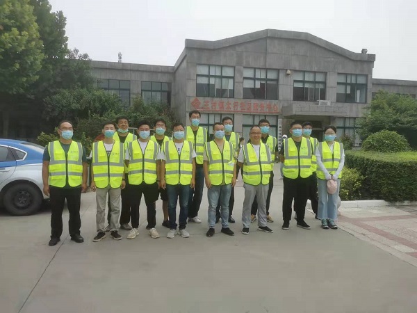 3、参加8月12日技术援助服务的工程技术人员.jpg 3、参加8月12日技术援助服务的工程技术人员.jpg