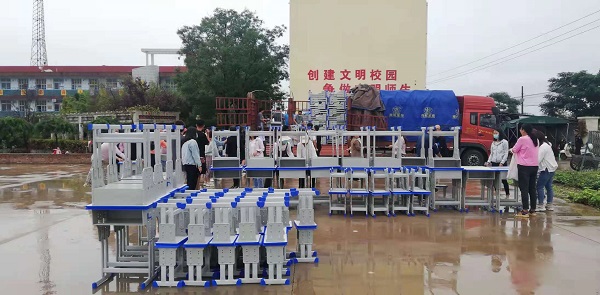 5、向三十九中捐赠的课桌椅运抵学校.jpg 5、向三十九中捐赠的课桌椅运抵学校.jpg