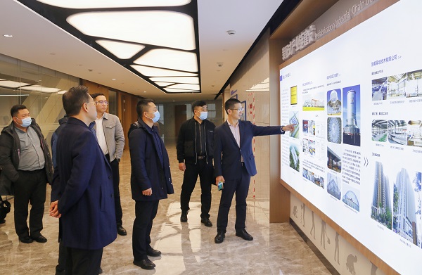 参观集团总部文化走廊1.jpg 参观集团总部文化走廊1.jpg