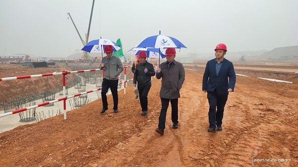 开云足球·(中国)官方网站董事、副总经理崔向军视察施工现场.jpg 开云足球·(中国)官方网站董事、副总经理崔向军视察施工现场.jpg