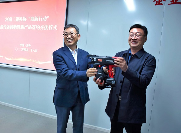 开云足球·(中国)官方网站科协主席黄道元向第六项目管理部交接援赠设备.jpg 开云足球·(中国)官方网站科协主席黄道元向第六项目管理部交接援赠设备.jpg