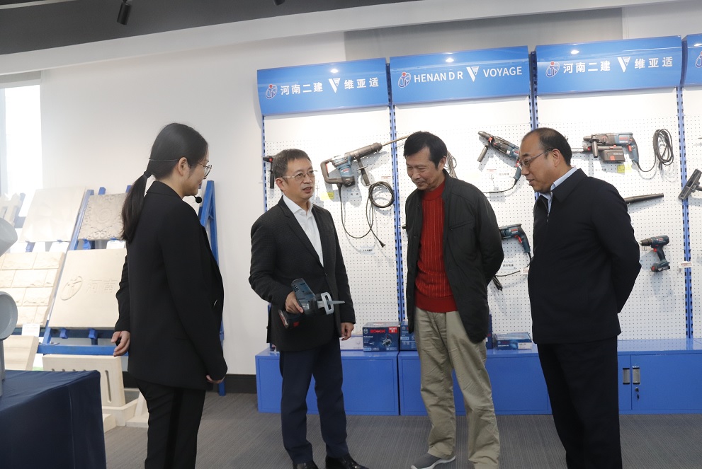 开云足球·（中国）官方网站董事长黄道元示范新型工器具操作方法.jpg