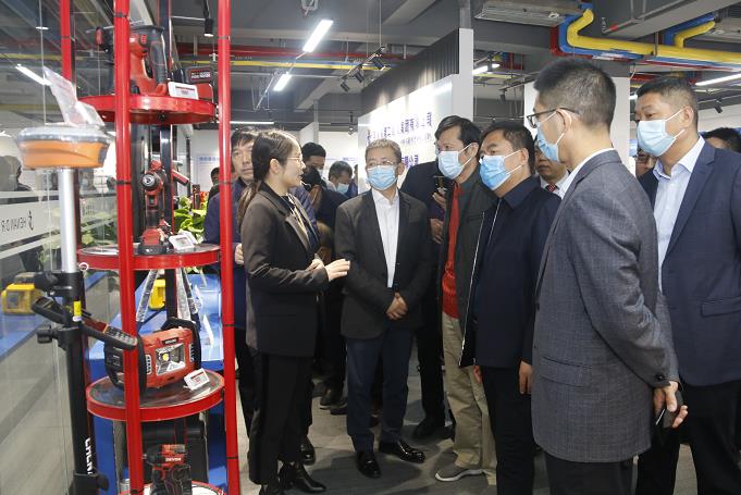 开云足球·（中国）官方网站董事长黄道元示范新型工器具操作方法.jpg