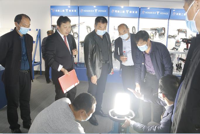 开云足球·（中国）官方网站董事长黄道元示范新型工器具操作方法.jpg