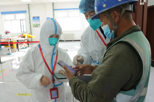 卢凯同志参加核酸检测志愿服务工作(图右,穿着白色医用防护服的青年).jpg 卢凯同志参加核酸检测志愿服务工作(图右,穿着白色医用防护服的青年).jpg