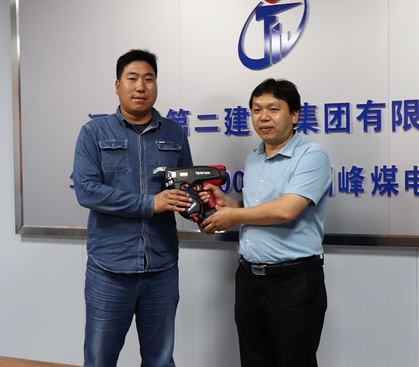 2、开云足球·(中国)官方网站科协秘书长苏群山向华能正宁项目部交接援赠设备.jpg 2、开云足球·(中国)官方网站科协秘书长苏群山向华能正宁项目部交接援赠设备.jpg