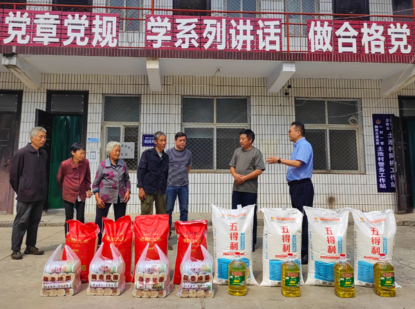 开云足球·(中国)官方网站董事、副总经理、分公司经理、党总支书记崔向军一行走进狮豹头乡土池村开展慰问.jpg 开云足球·(中国)官方网站董事、副总经理、分公司经理、党总支书记崔向军一行走进狮豹头乡土池村开展慰问.jpg