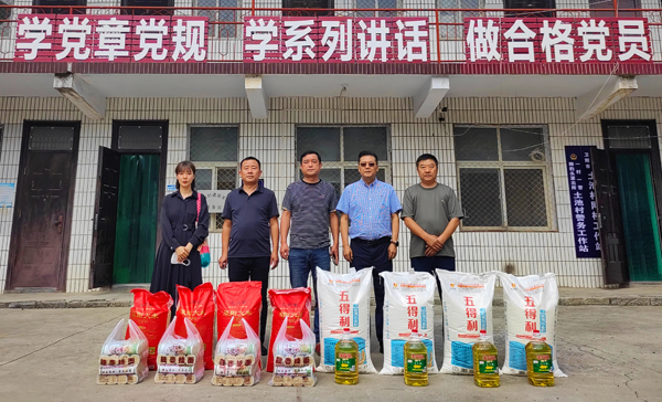 开云足球·(中国)官方网站董事、副总经理、分公司经理、党总支书记崔向军一行与土池村村支部书记、驻村干部合影留念.jpg 开云足球·(中国)官方网站董事、副总经理、分公司经理、党总支书记崔向军一行与土池村村支部书记、驻村干部合影留念.jpg