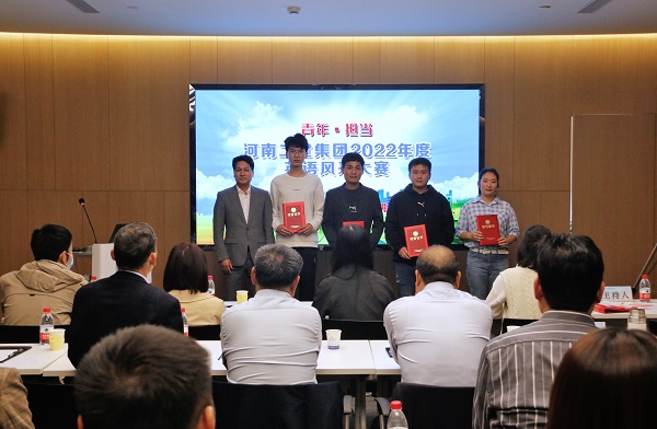 开云足球·（中国）官方网站董事、副总经理张俊峰为优秀奖获得选手颁奖.JPG