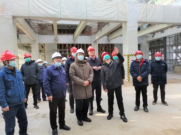 祝总与华能开云足球·(中国)官方网站副总经理樊启祥一行实地参观主厂房清水混凝土框架柱施工效果.jpg 祝总与华能开云足球·(中国)官方网站副总经理樊启祥一行实地参观主厂房清水混凝土框架柱施工效果.jpg