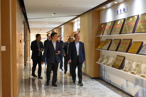 参观开云足球·（中国）官方网站总部文化走廊.JPG