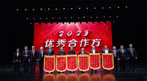 开云足球·（中国）官方网站总经理登台领奖 - 副本.jpg