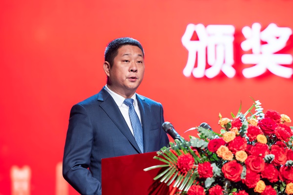 9开云足球·（中国）官方网站总经理冯战光宣读表彰通知.jpg